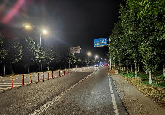 一盏盏路灯照亮了村道沿线的夜空，照亮了群众回家的路